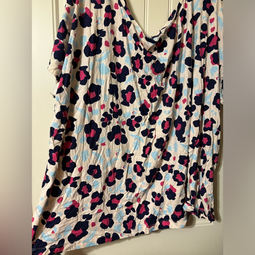 ASOS Design Curve Abstract Leopard Off Shoulder Sleep Tee - Picture 7 of 7